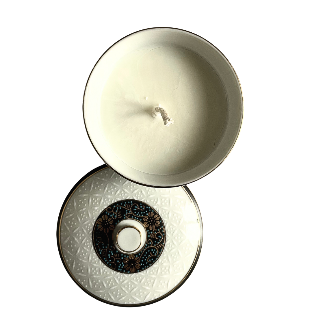 Bougie Parfumée Odyssée japonaise avec tasse à thé Kutani (SHIRO)