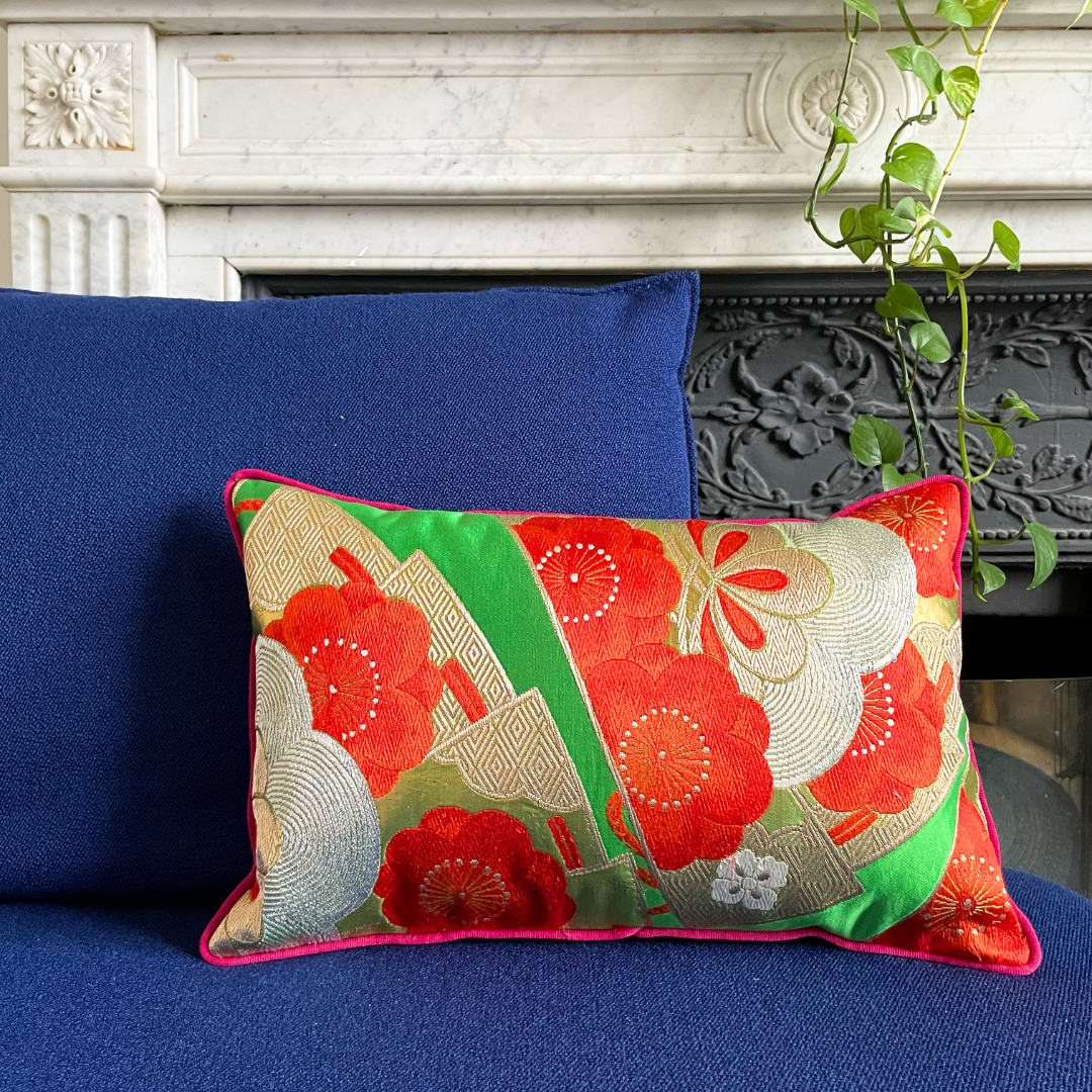 Coussin Obi-Kimono : Tsubaki (Camélia) avec le passepoil framboise