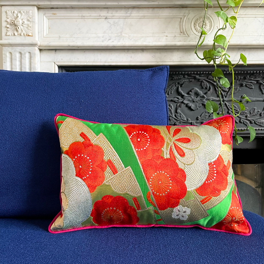 Coussin Obi-Kimono : Tsubaki (Camélia) avec le passepoil framboise