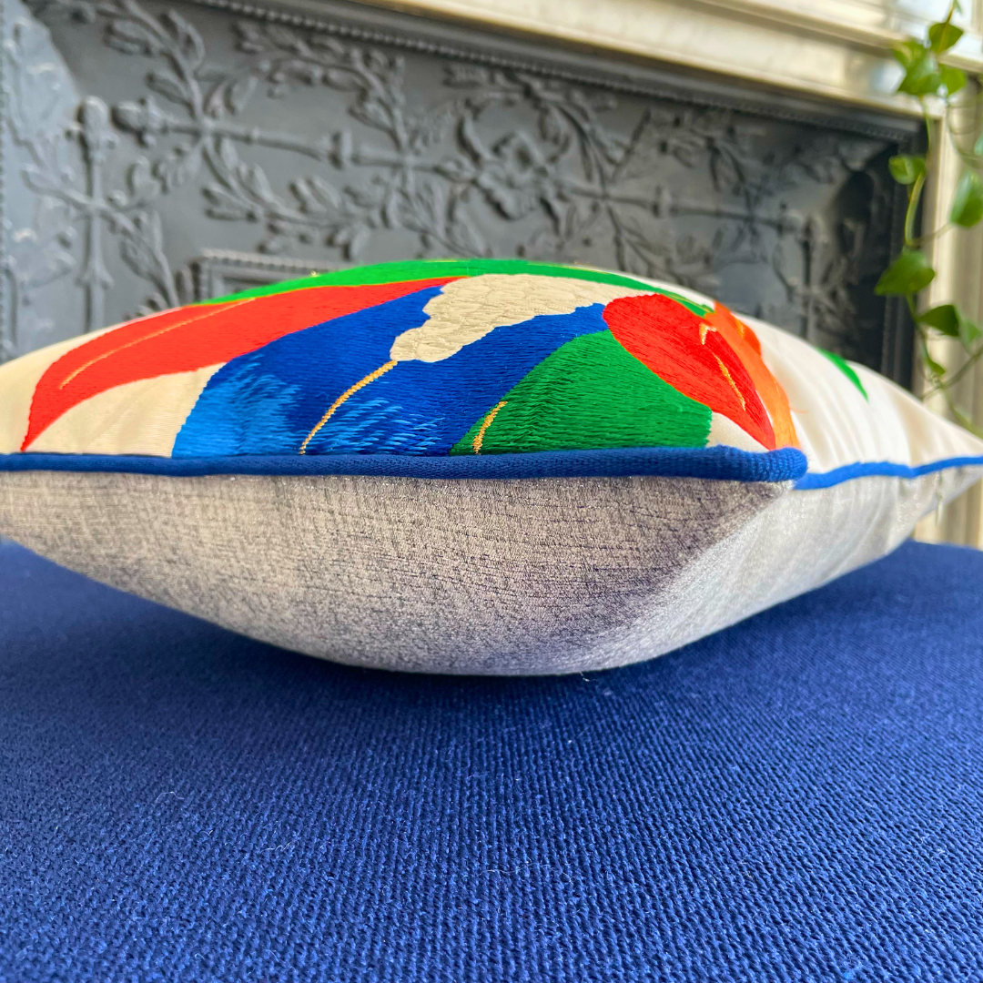 Obi-Kimono cushion : Yuri (Lily) with ultra blue piping
