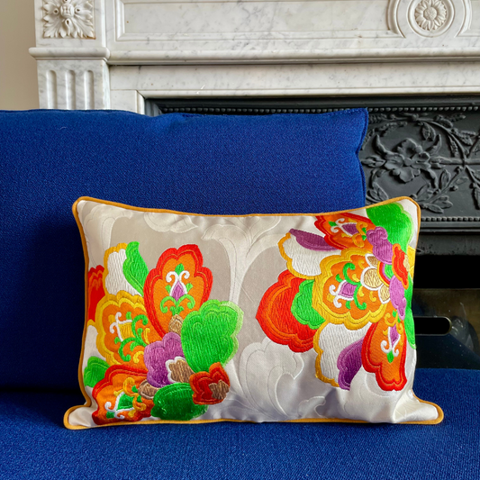 Coussin Obi-Kimono : Gokuraku (Paradis) / Lotus avec le passepoil moutarde