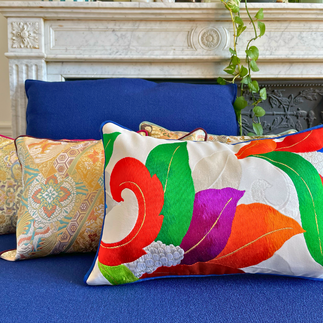 Obi-Kimono cushion : Yuri (Lily) with ultra blue piping
