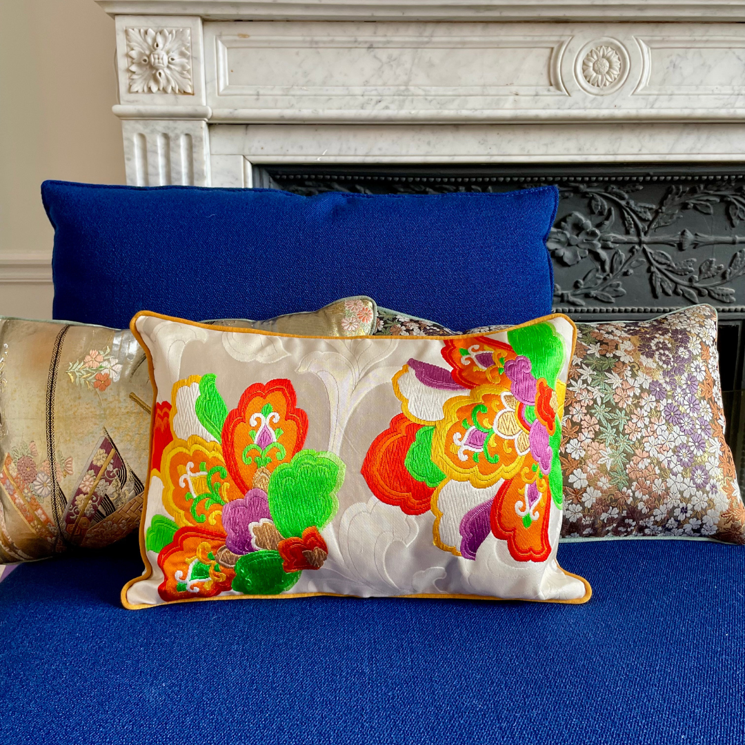 Coussin Obi-Kimono : Gokuraku (Paradis) / Lotus avec le passepoil moutarde