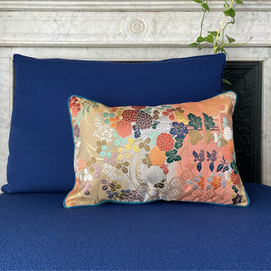 Coussin Obi-Kimono : Botan (Pivoine) avec le passepoil pétrole