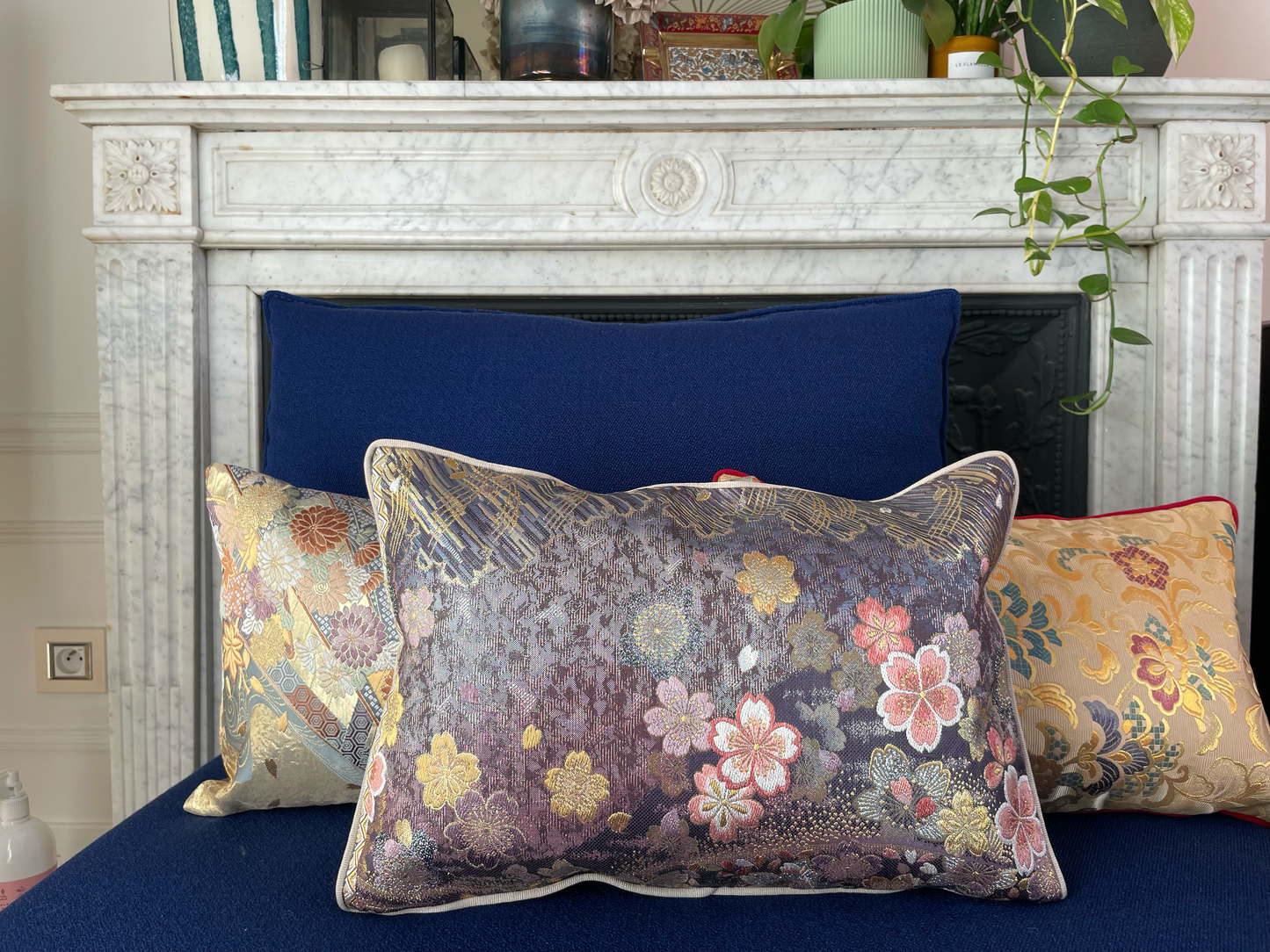 Coussin Obi-Kimono : Yozakura (cerisiers la nuit) avec le passepoil beige