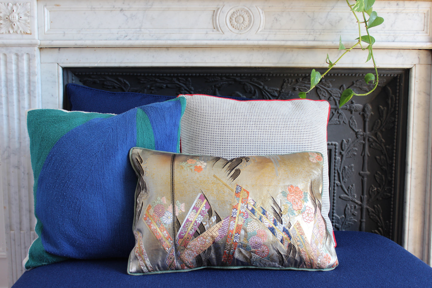 Obi-Kimono cushion : Kin (Gold) / Chrysanthemums with olive piping