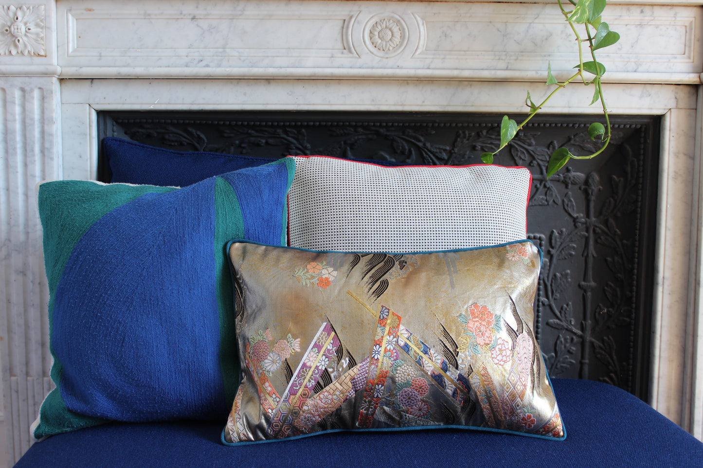 Obi-Kimono cushion : Kin (Gold) / Chrysanthemums, Japanese ribbons with sea green piping