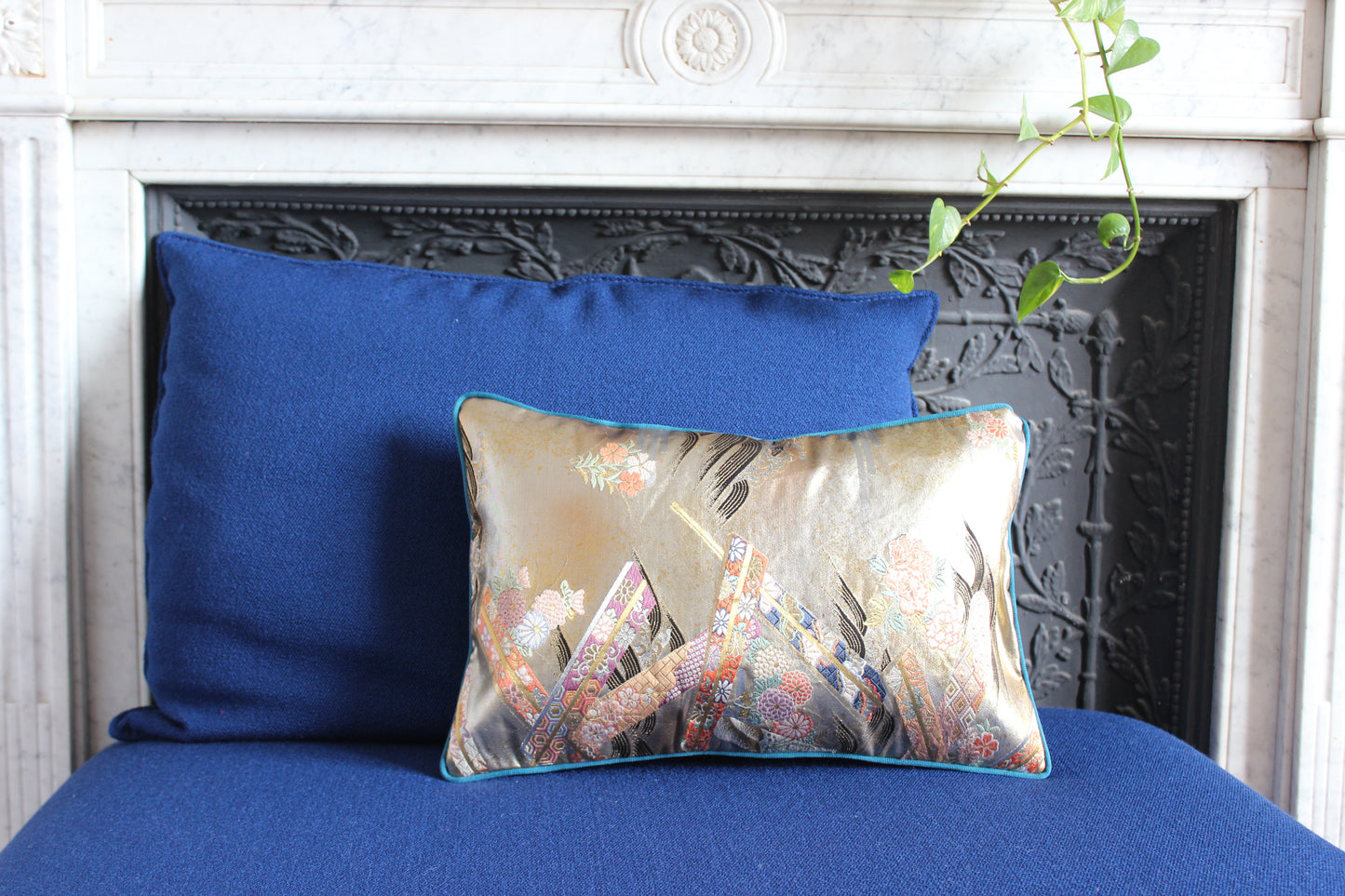 Obi-Kimono cushion : Kin (Gold) / Chrysanthemums, Japanese ribbons with sea green piping