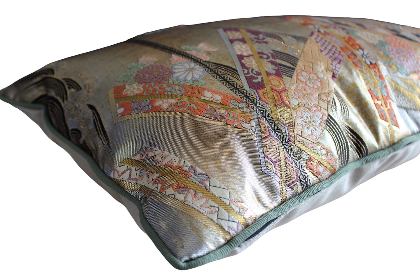 Obi-Kimono cushion : Kin (Gold) / Chrysanthemums with olive piping