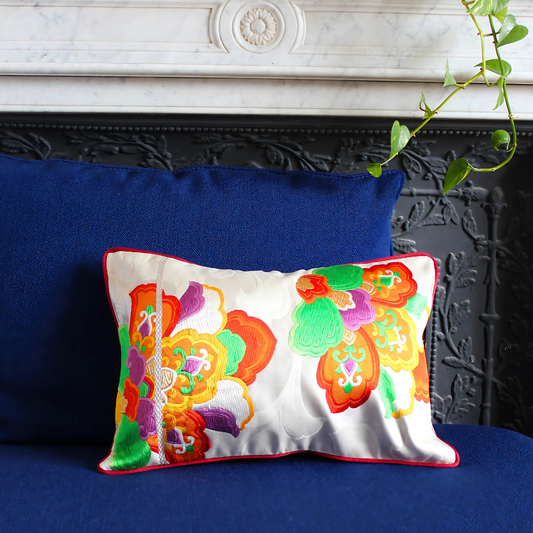 Coussin Obi-Kimono : Gokuraku (Paradis) / Lotus avec le passepoil rouge