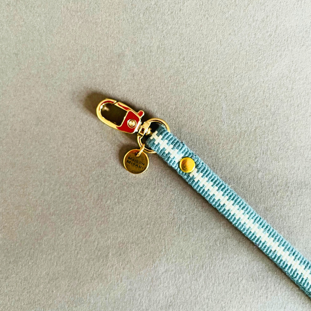 Dragonne en tissu bleu et blanc avec mousqueton doré by MAISON MIYABI Paris
