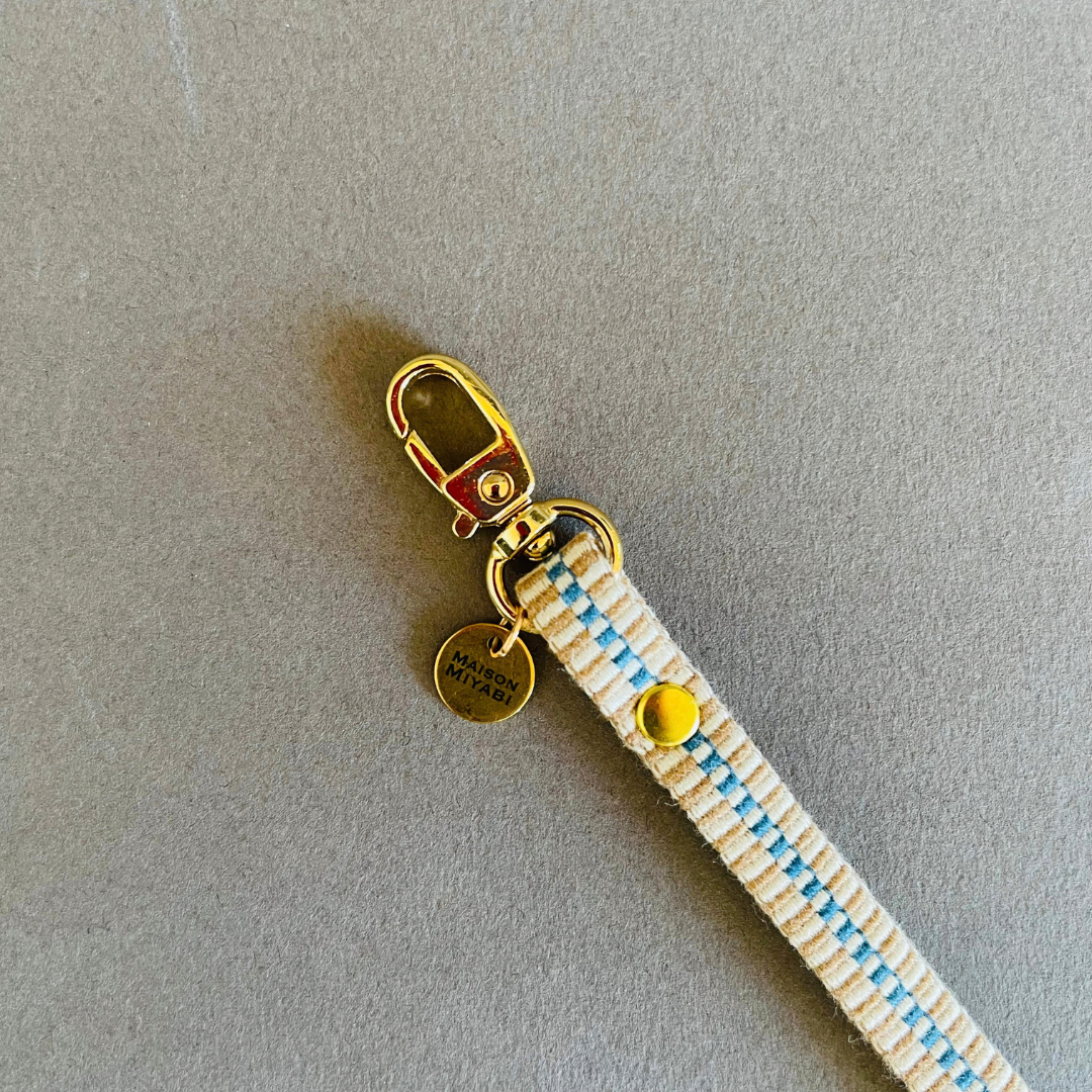 Lanière avec mousqueton doré et tissu rayé bleu et blanc par MAISON MIYABI Paris