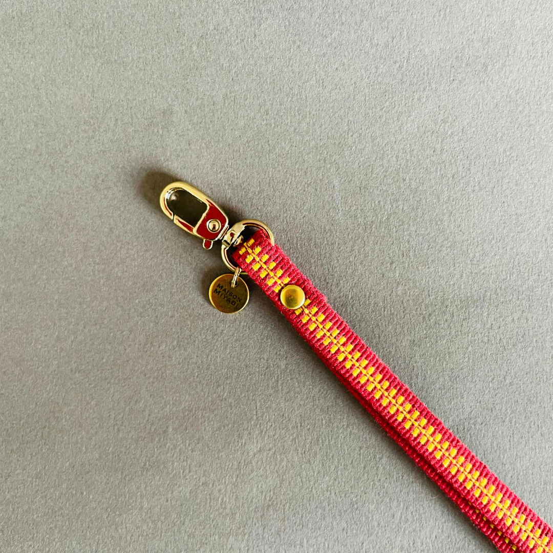 Lanière avec mousqueton rouge et jaune by MAISON MIYABI Paris
