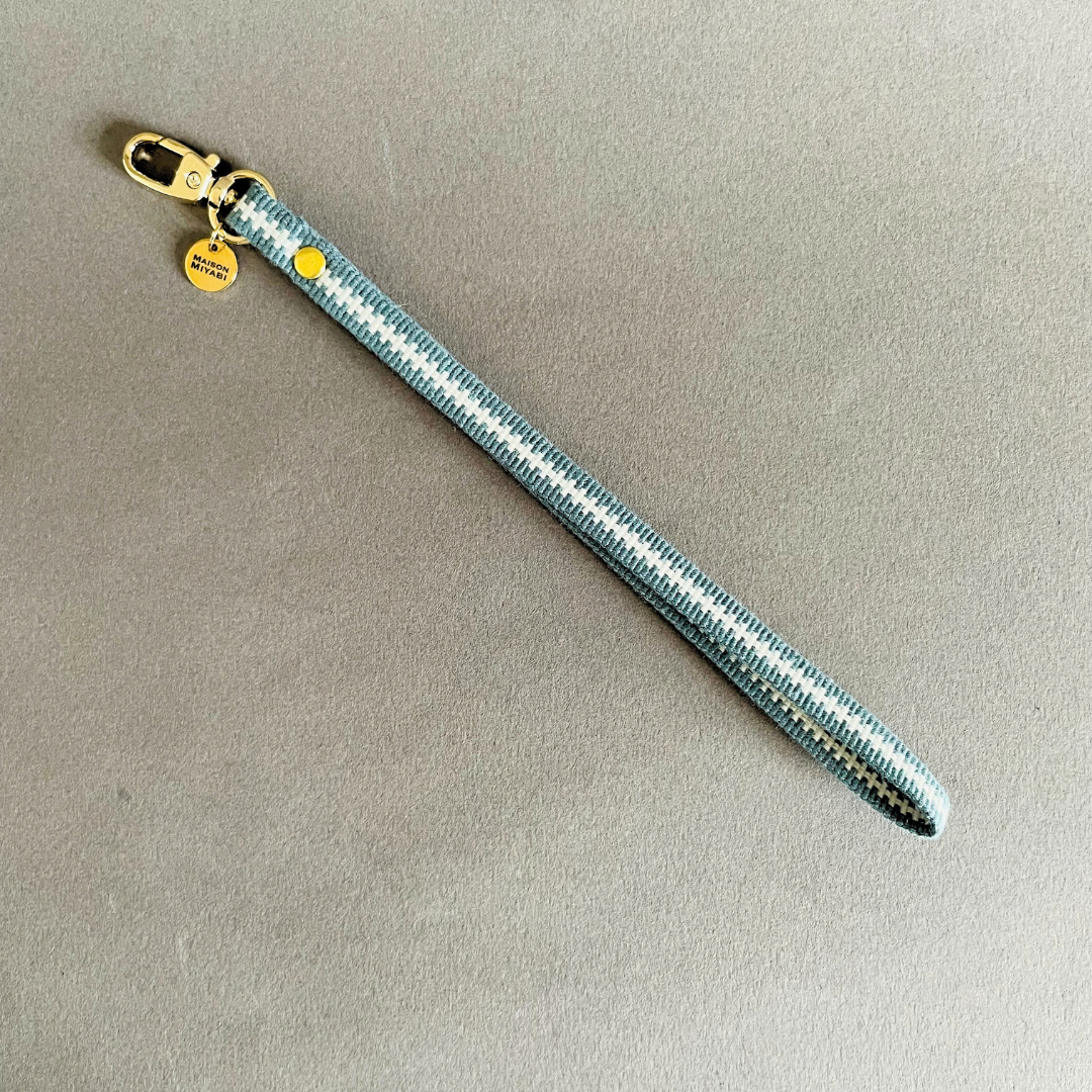 Dragonne en tissu rayé bleu et blanc by MAISON MIYABI Paris