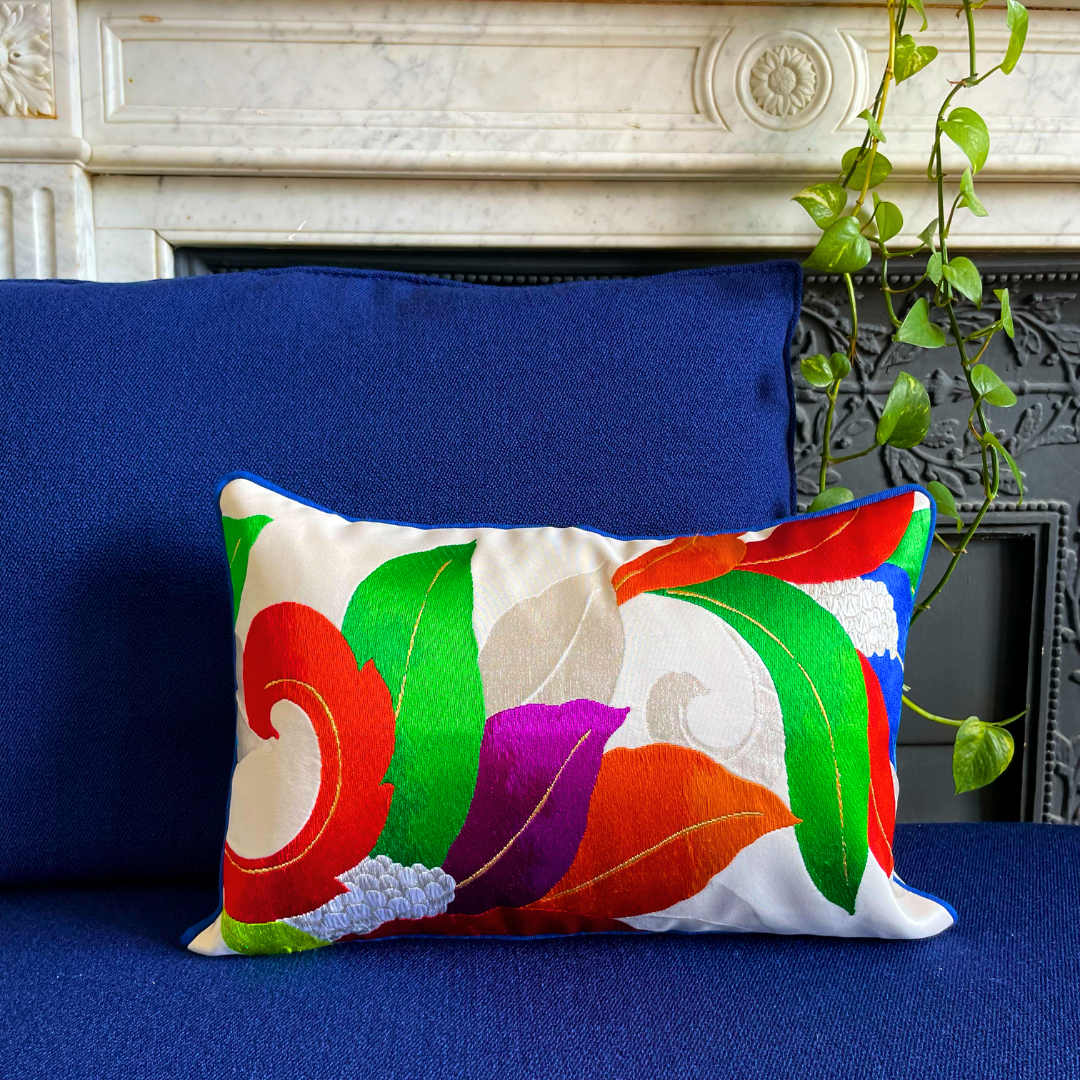 Coussin Obi-Kimono : Yuri (Lys) avec le passepoil bleumarin