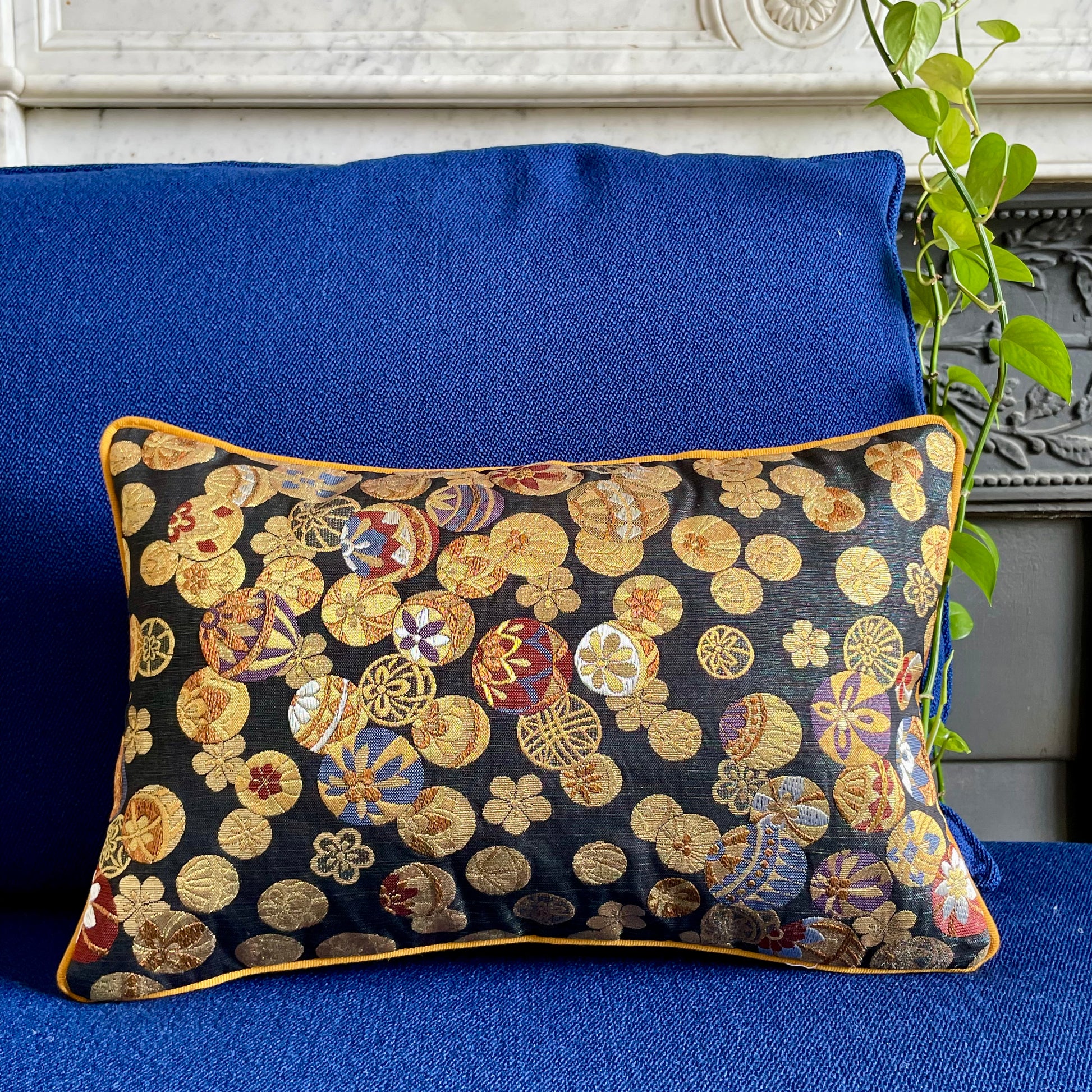 Coussin Obi-Kimono en soie le motif Mari, ballon traditionnel japonais chez MAISON MIYABI