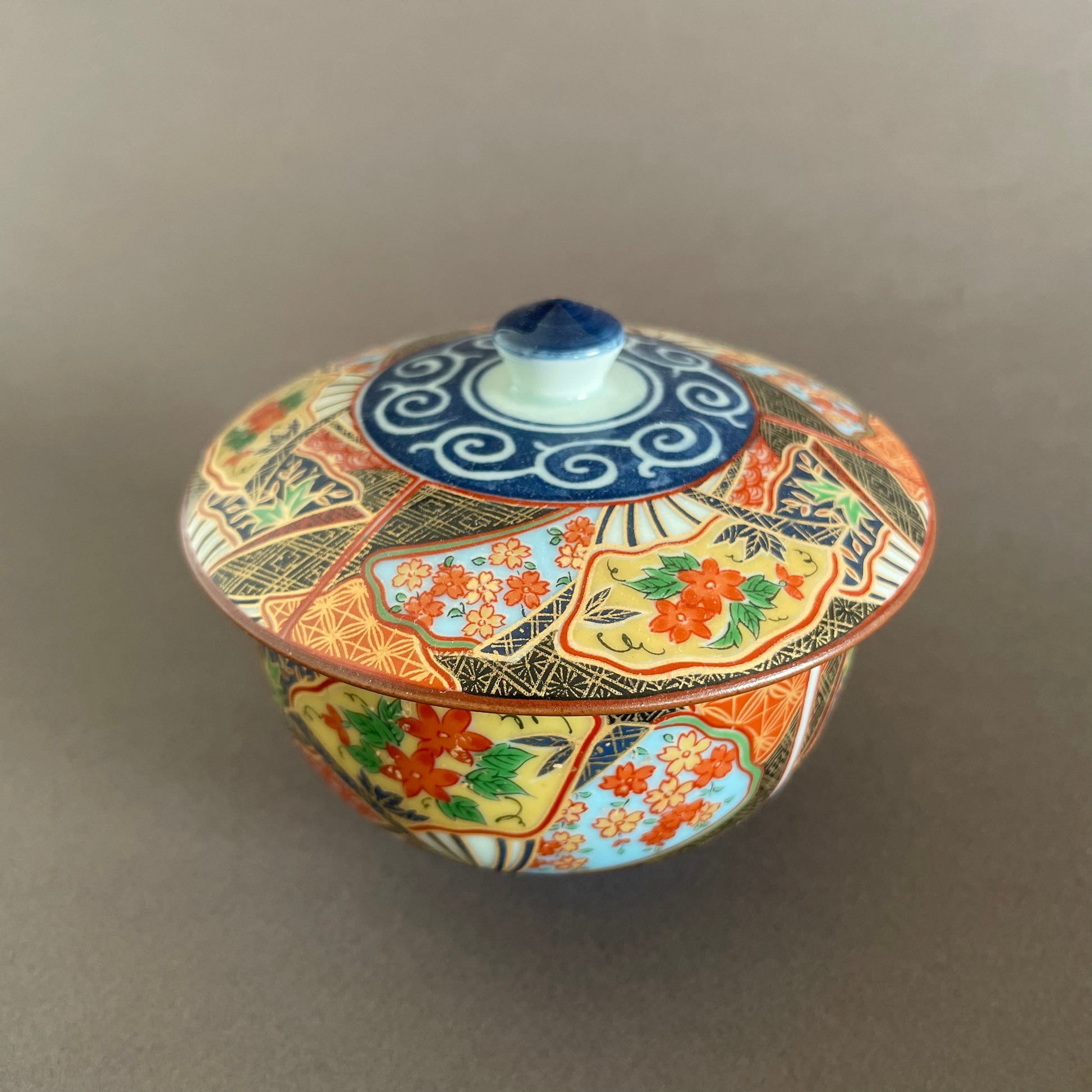 Bougie parfumée dans une tassé à thé d'Arita porcelaine chez MAISON MIYABI