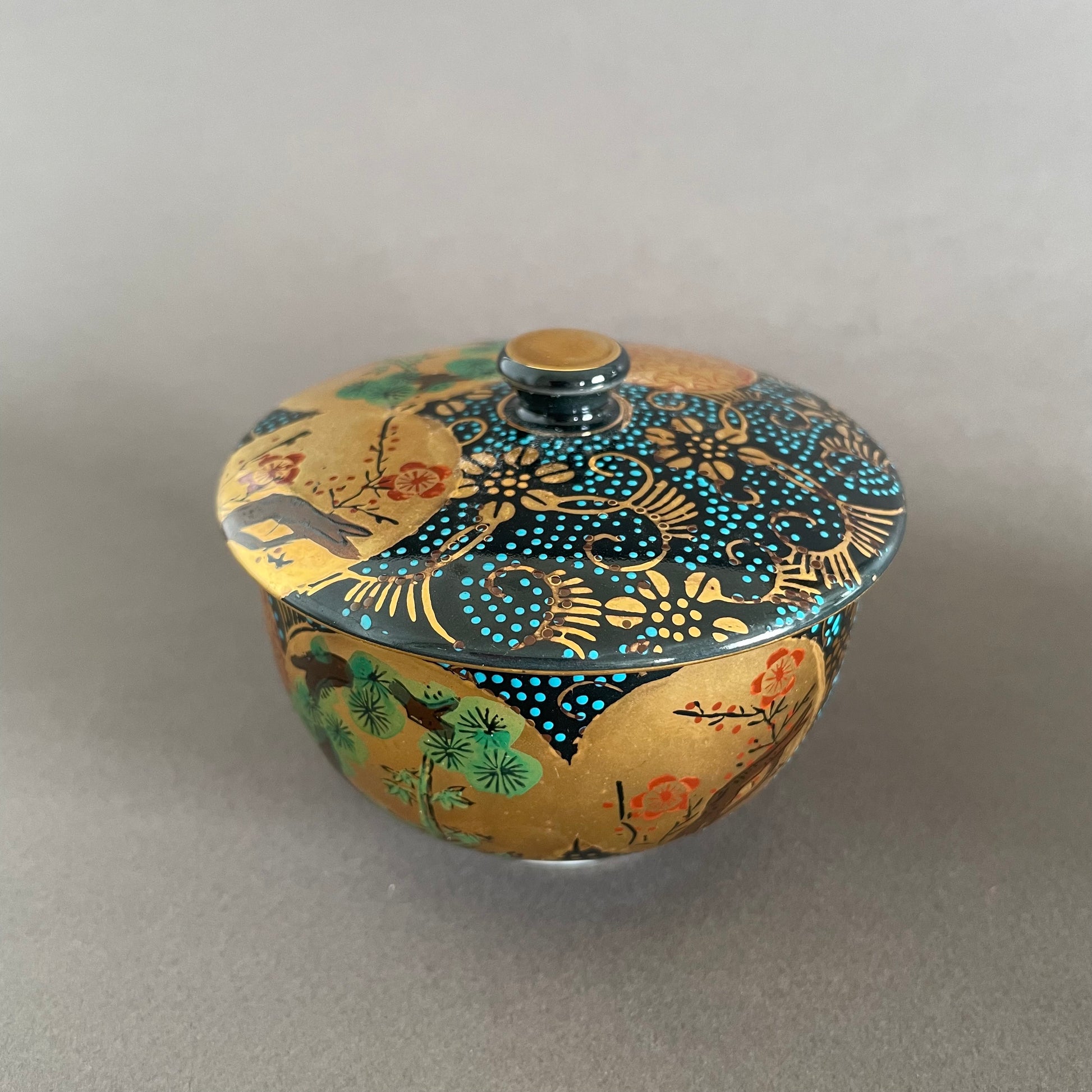 Bougie parfumée Odysée japonaise en tassé à thé de Kutani porcelaine par MAISON MIYABI Paris