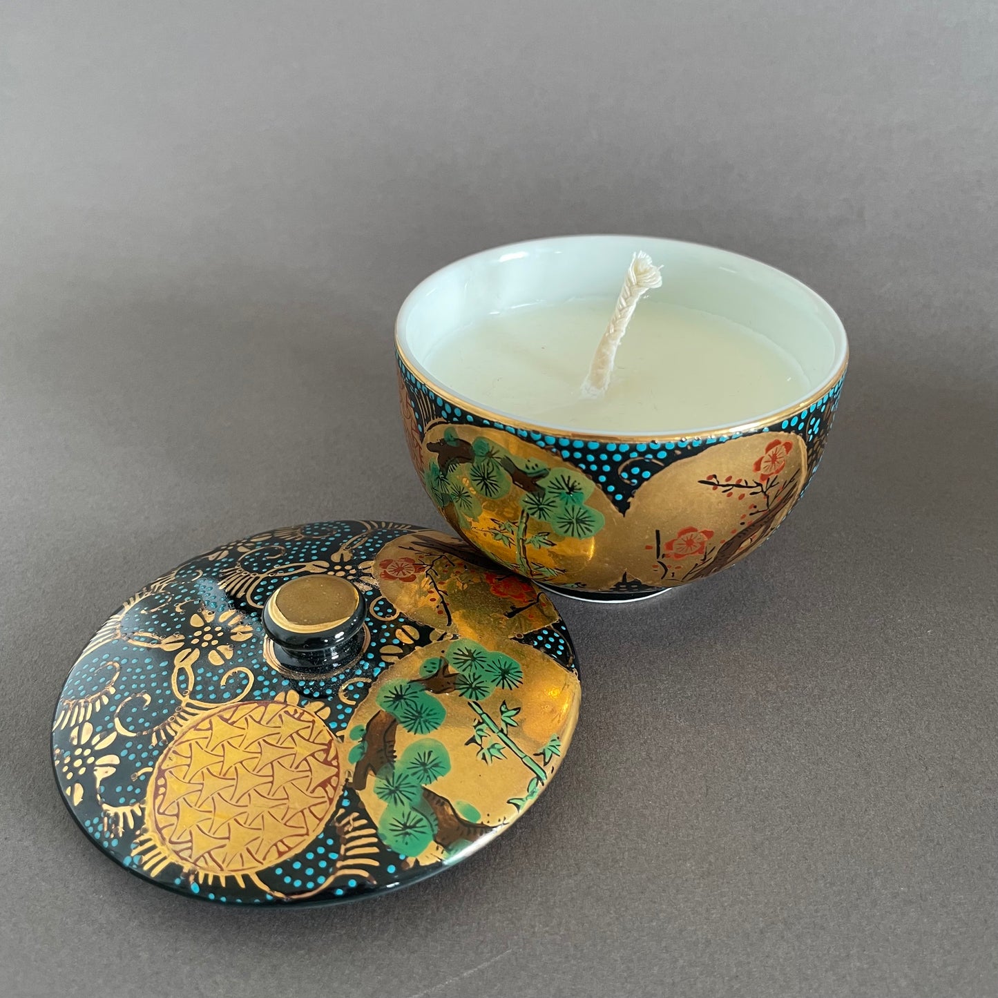 Bougie parfumée Odysée japonaise en tasse à thé de Kutani porcelaine par MAISON MIYABI Paris
