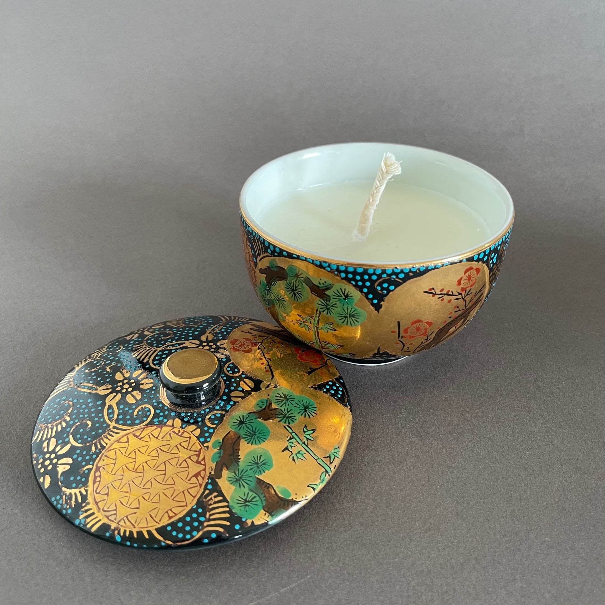 Bougie parfumée Odysée japonaise en tasse à thé de Kutani porcelaine par MAISON MIYABI Paris