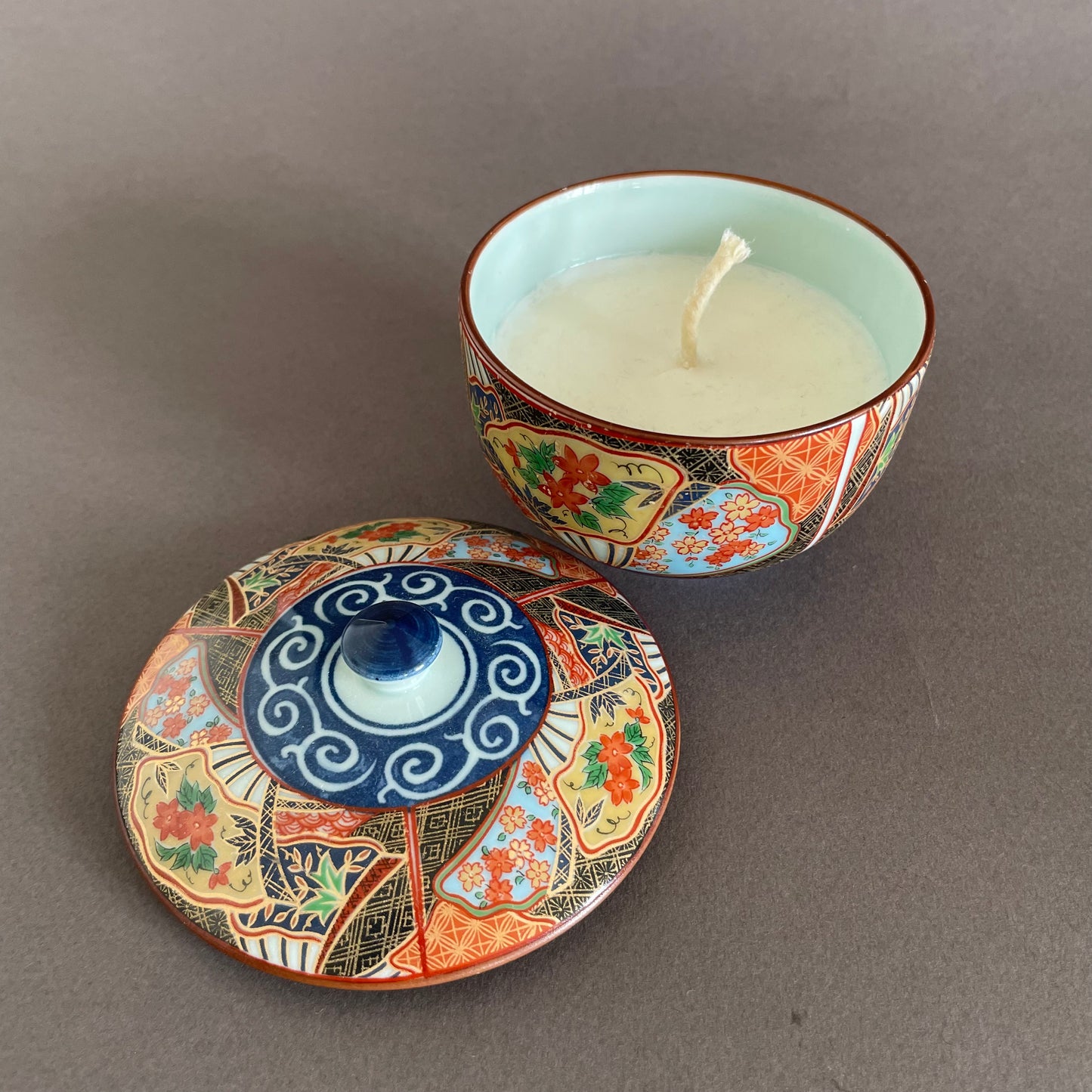 Bougie parfumée dans une tasse à thé d'Arita chez MAISON MIYABI